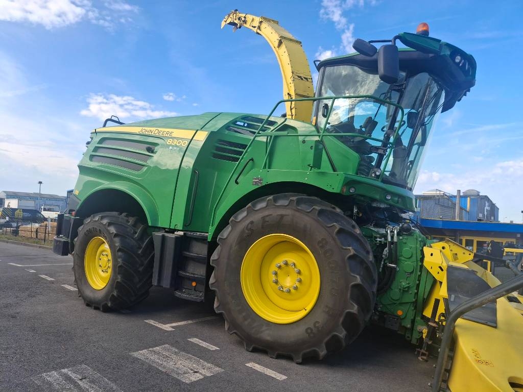 John Deere 8300