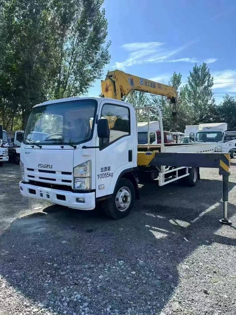 Isuzu ELF 700