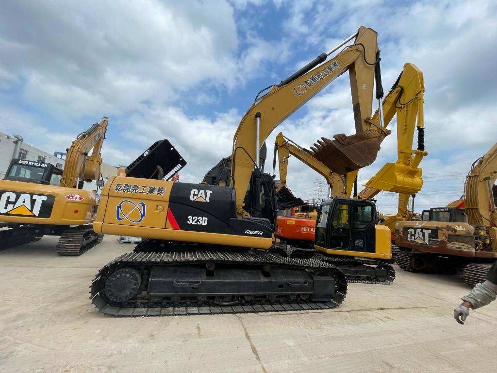 CAT 323 D