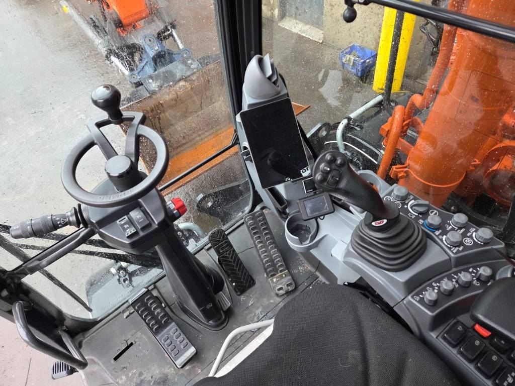 Hitachi ZX 135 W-7 Rotator, Sprzęt trakcyjny, StageV kuva 10