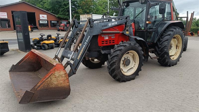 Valtra Valmet 8050 med en Veto "FX 13 ekstra" frontlæsser og sko
