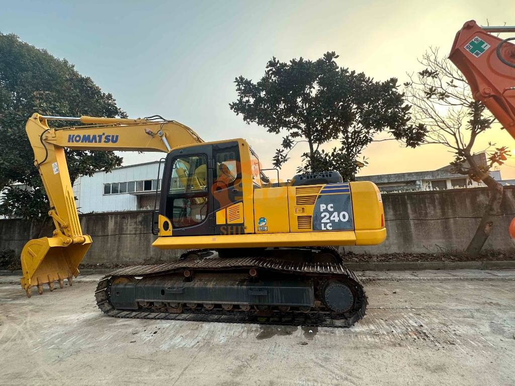 Komatsu PC 240-8