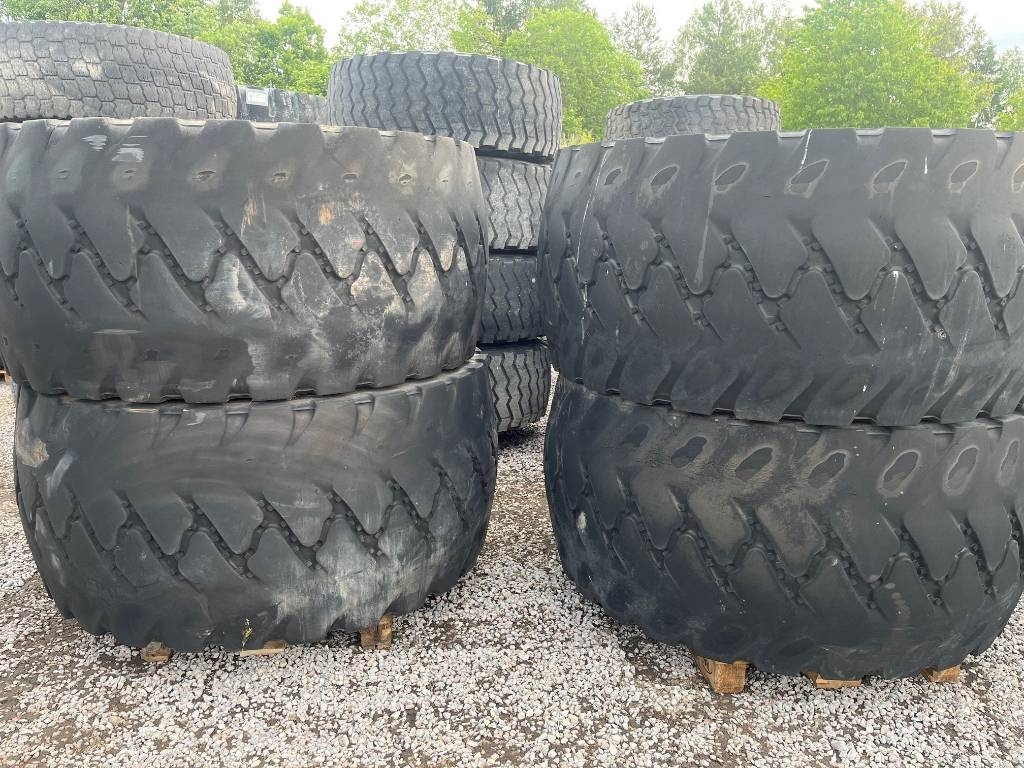 Bridgestone 775 /65 R29 Volvo L180 Wheels