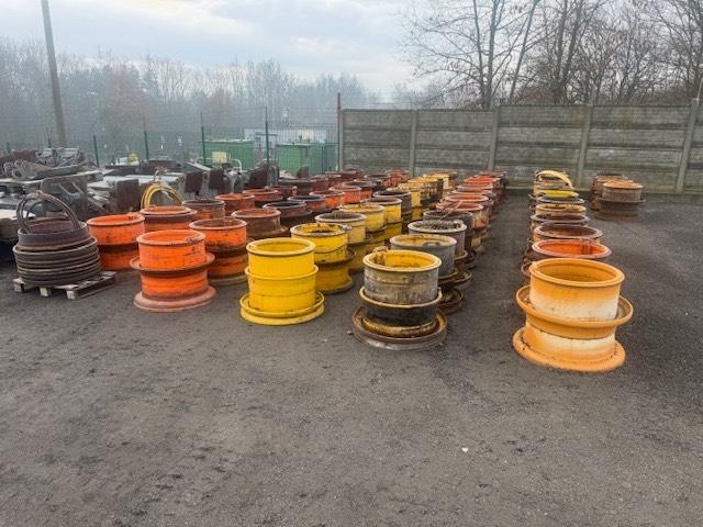 Pneu, roue et jante Liebherr L 538,L544,L550,L554,L556,L566,L576,L580 RIMS — occasion