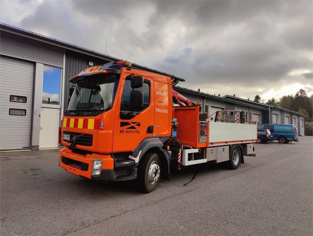 Volvo FL 240 Avolava kuorma-auto Ferrarin nosturilla