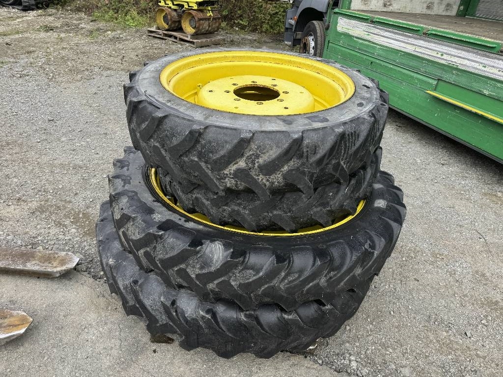 John Deere 270/80R32 x 270/95R44
