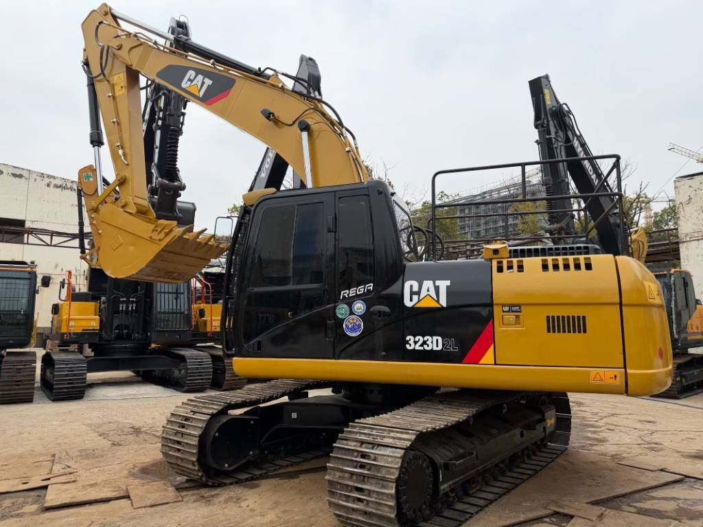Pelle sur chenilles Caterpillar 323D2L Source factory — occasion 2025, 200 h