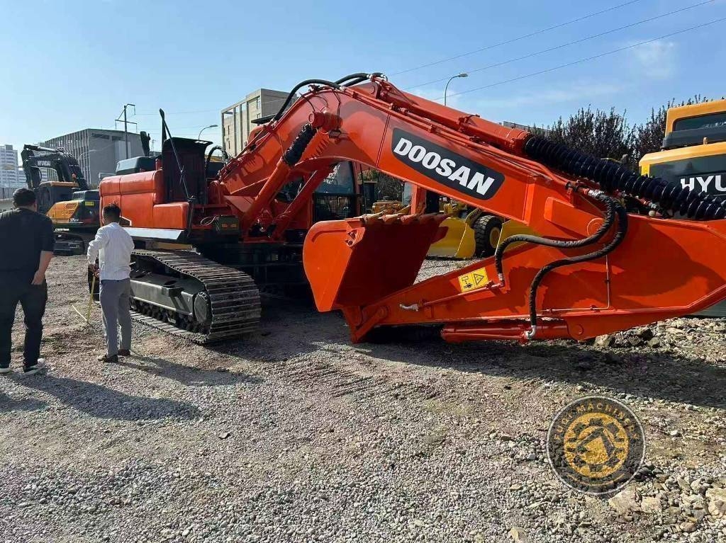 Pelle sur chenilles Doosan DX 340 LC — occasion 2023