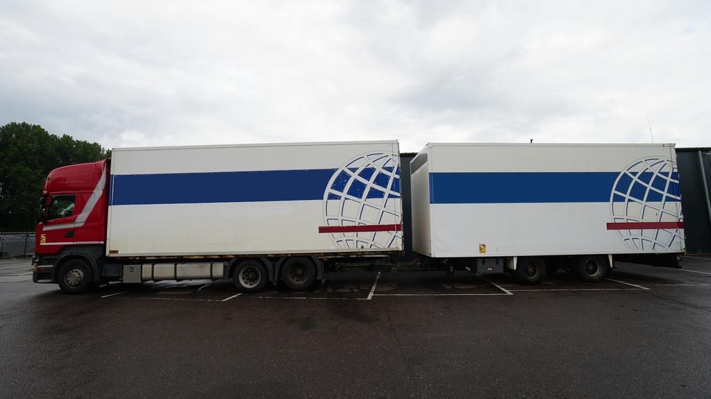 Scania R 400 6x2 closed box in combo with trailer