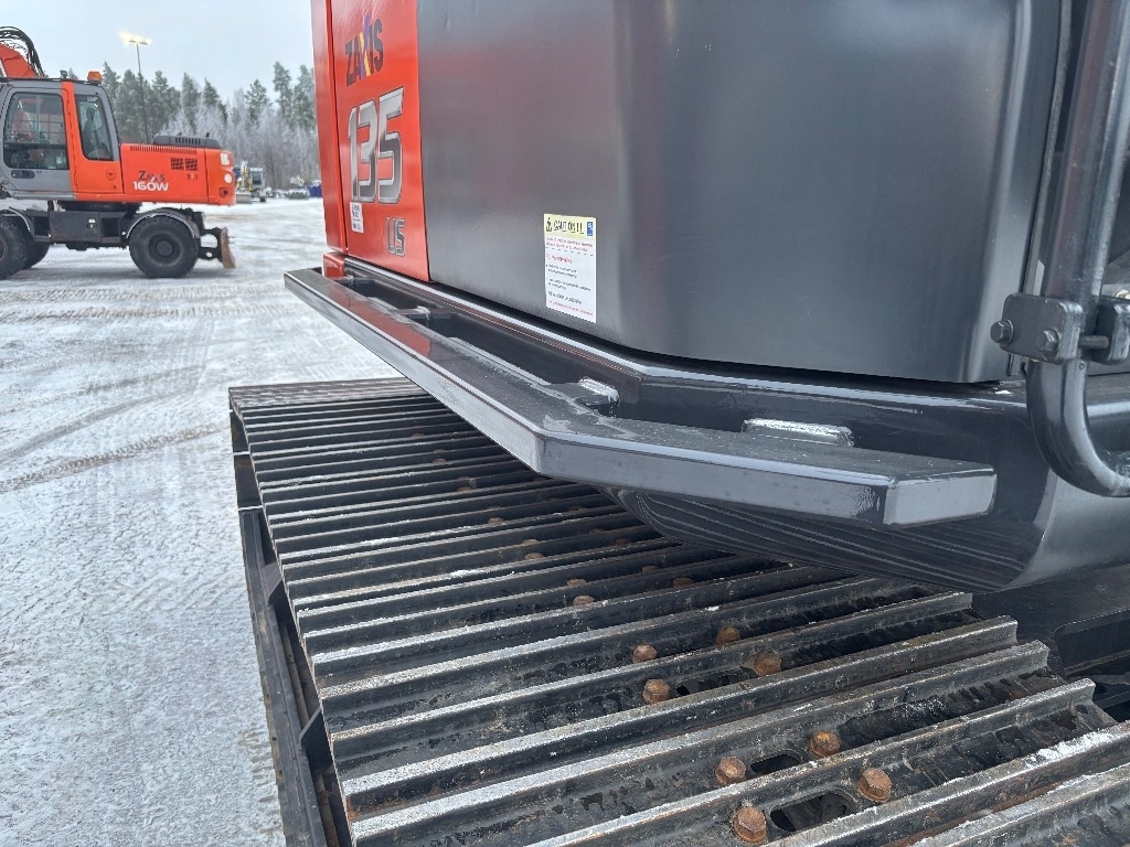 Hitachi ZX 135 US-7 / HW-Metsäalusta, Rasvari, Stage V kuva 11