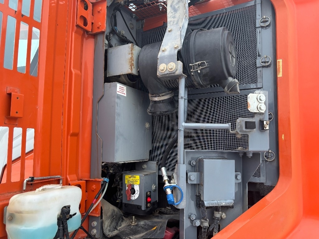 Hitachi ZX 135 US-7 / HW-Metsäalusta, Rasvari, Stage V kuva 18