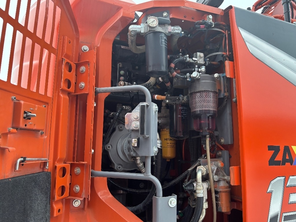 Hitachi ZX 135 US-7 / HW-Metsäalusta, Rasvari, Stage V kuva 17
