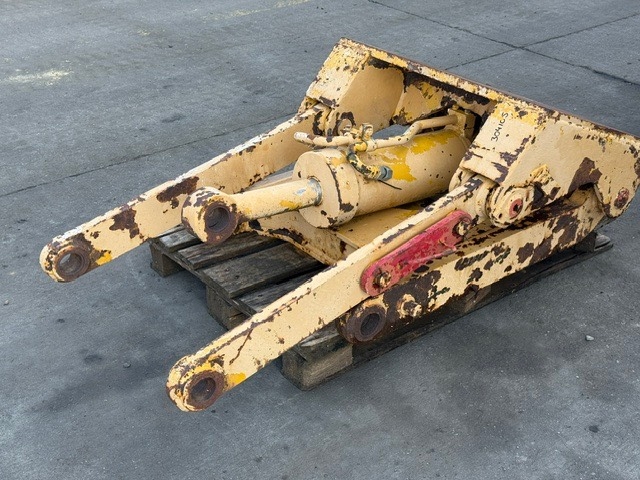 CAT hydraulic cylinder + adapter ripper