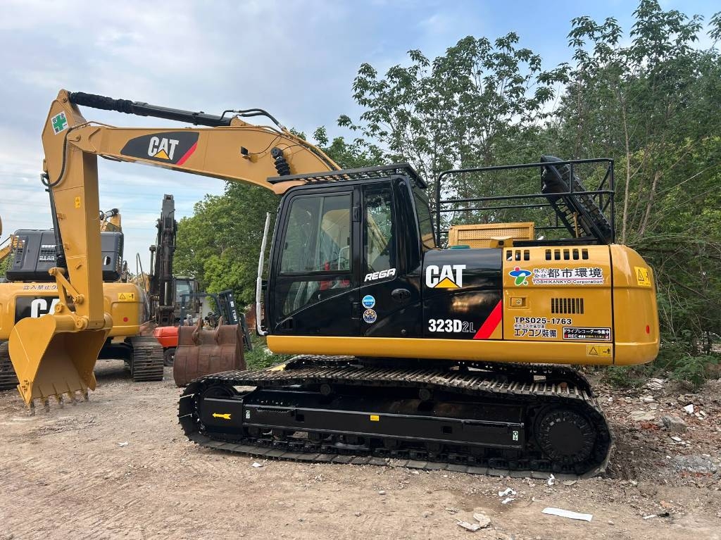 CAT 323 D