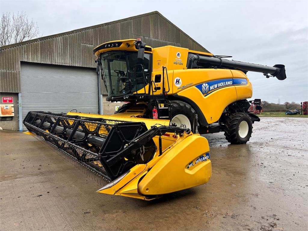 New Holland CR8.90