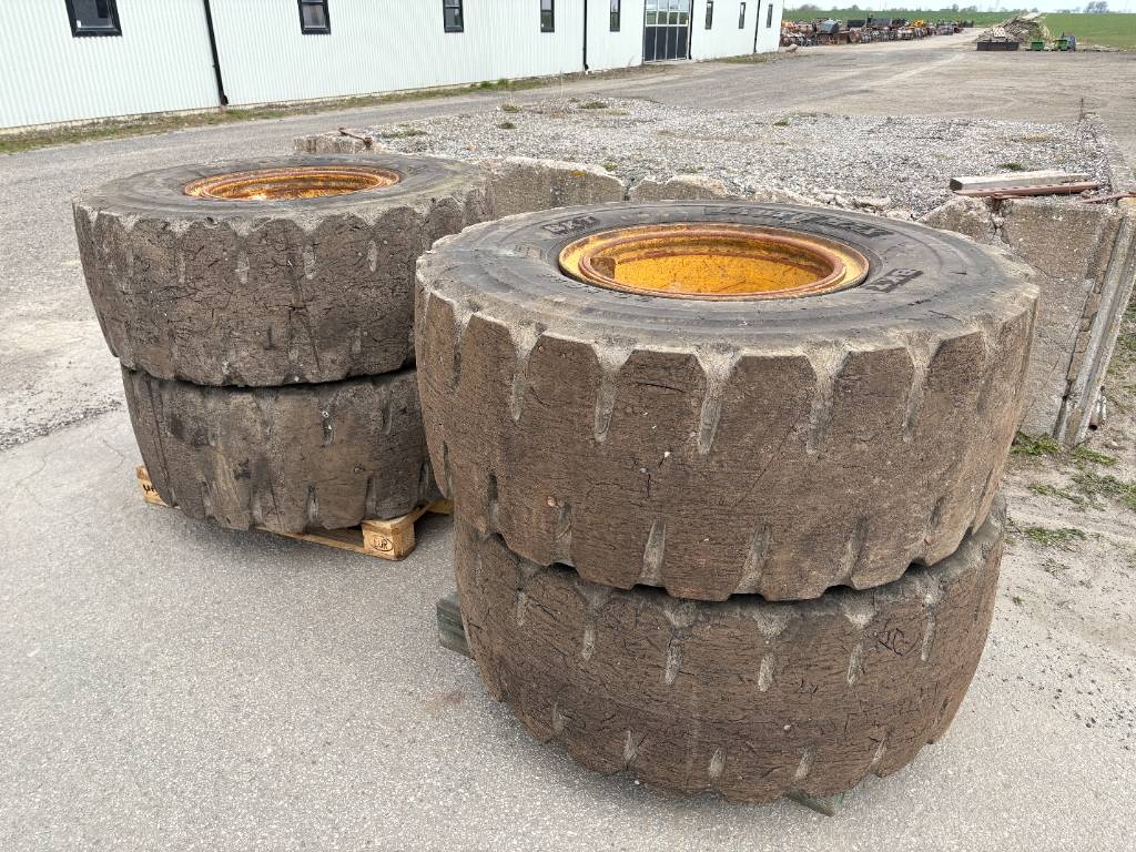 Pneu, roue et jante 4 st punkteringsfria däck med fälg 20,5x25 till Vo — occasion