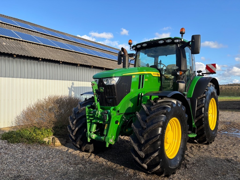 John Deere 6R 250