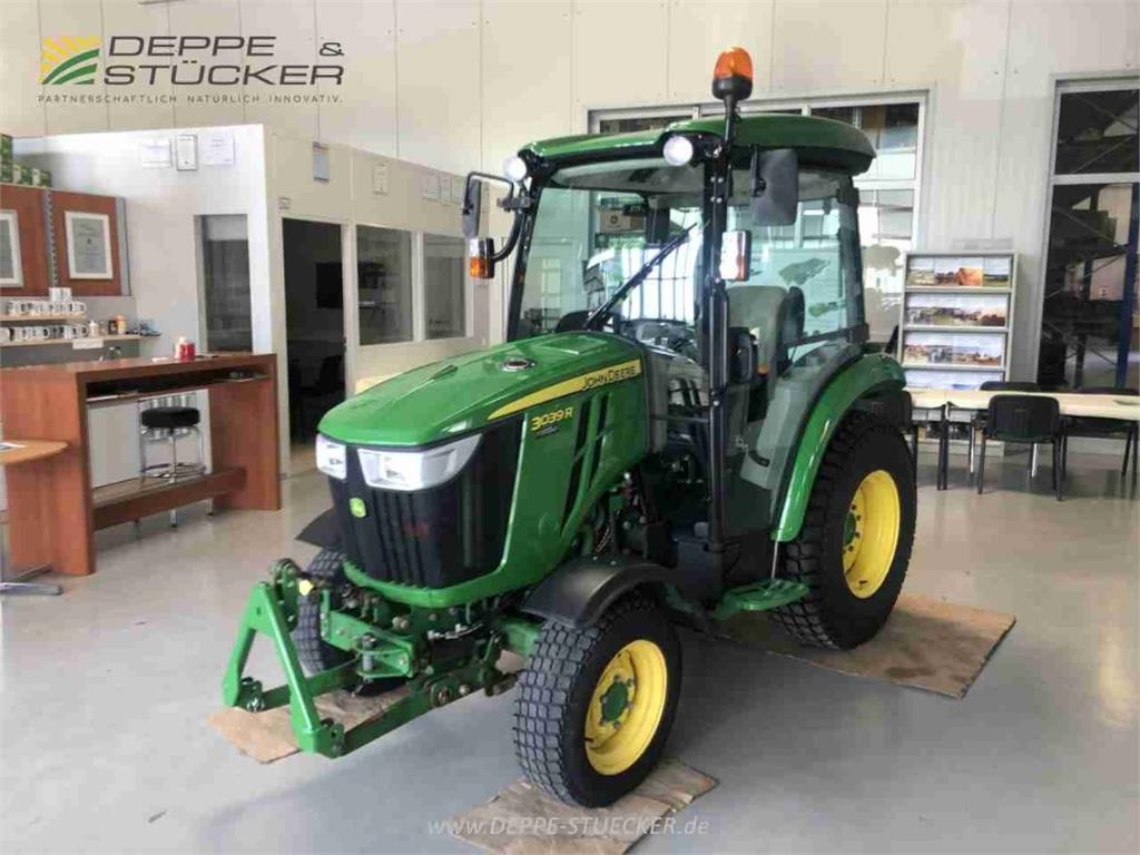 John Deere 3039R