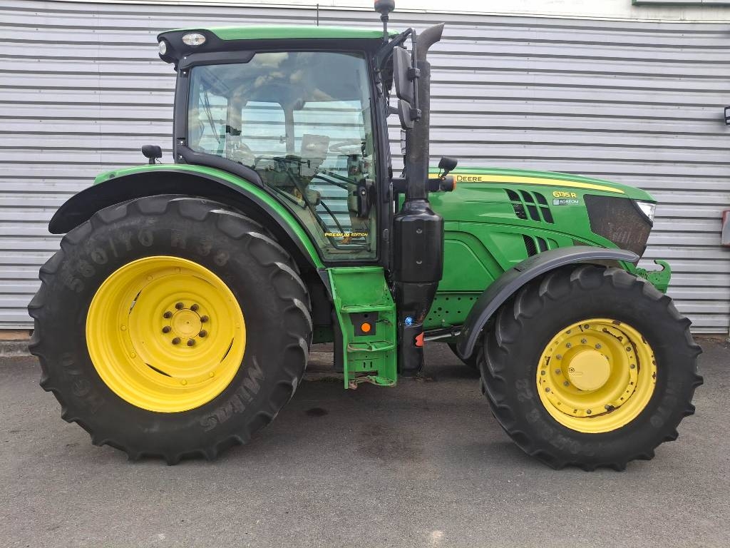 John Deere 6135R