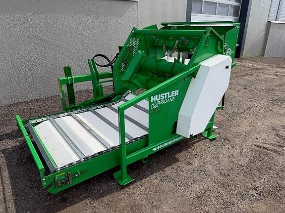 Hustler Hurricane LX104