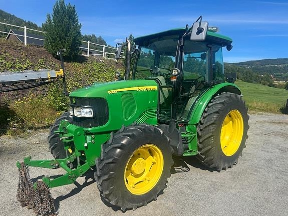 John Deere 5820