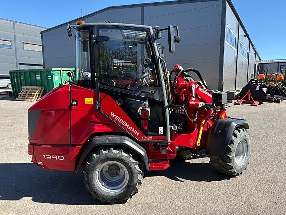 Weidemann 1390 - Tett hytte
