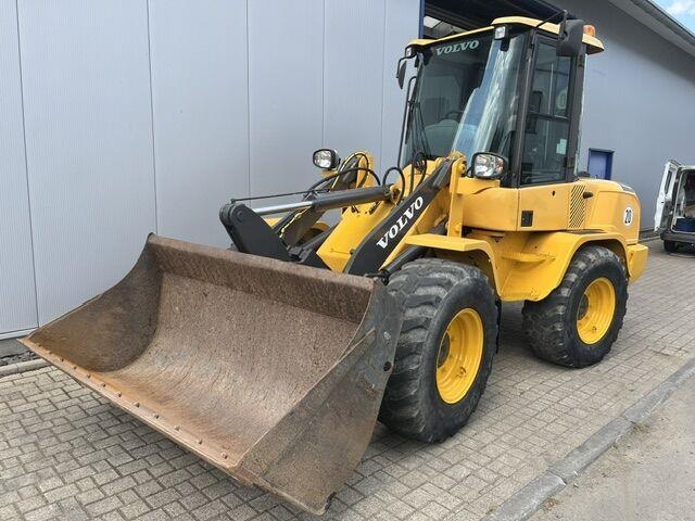 Chargeuse sur pneus Volvo L 30 G — occasion 2015, 2 364 h
