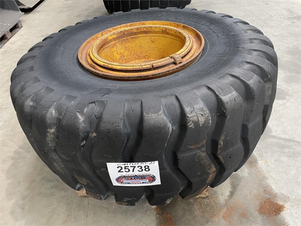 23.5xR25 Goodyear dæk på fælg ex. Volvo A25C 6x6