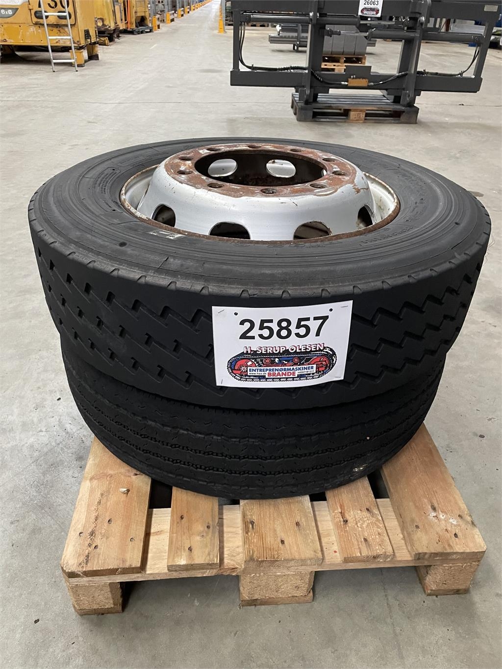 275/70Rx22,5 Bridgestone Dæk på fælge - 2 stk.