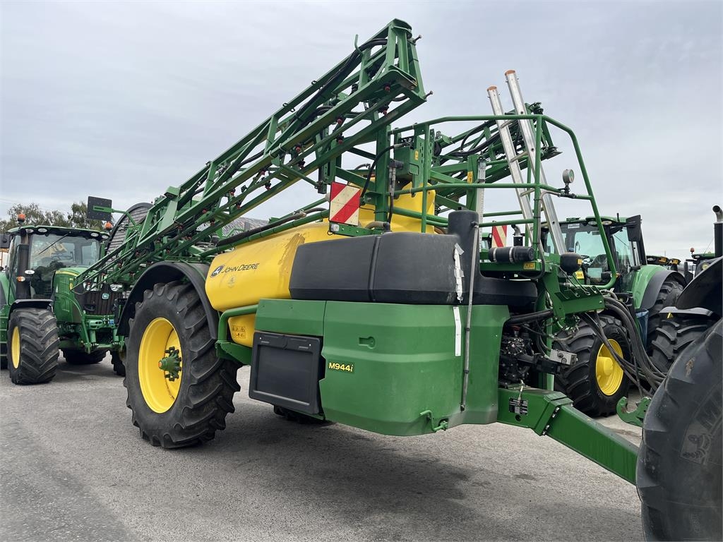 John Deere M944i
