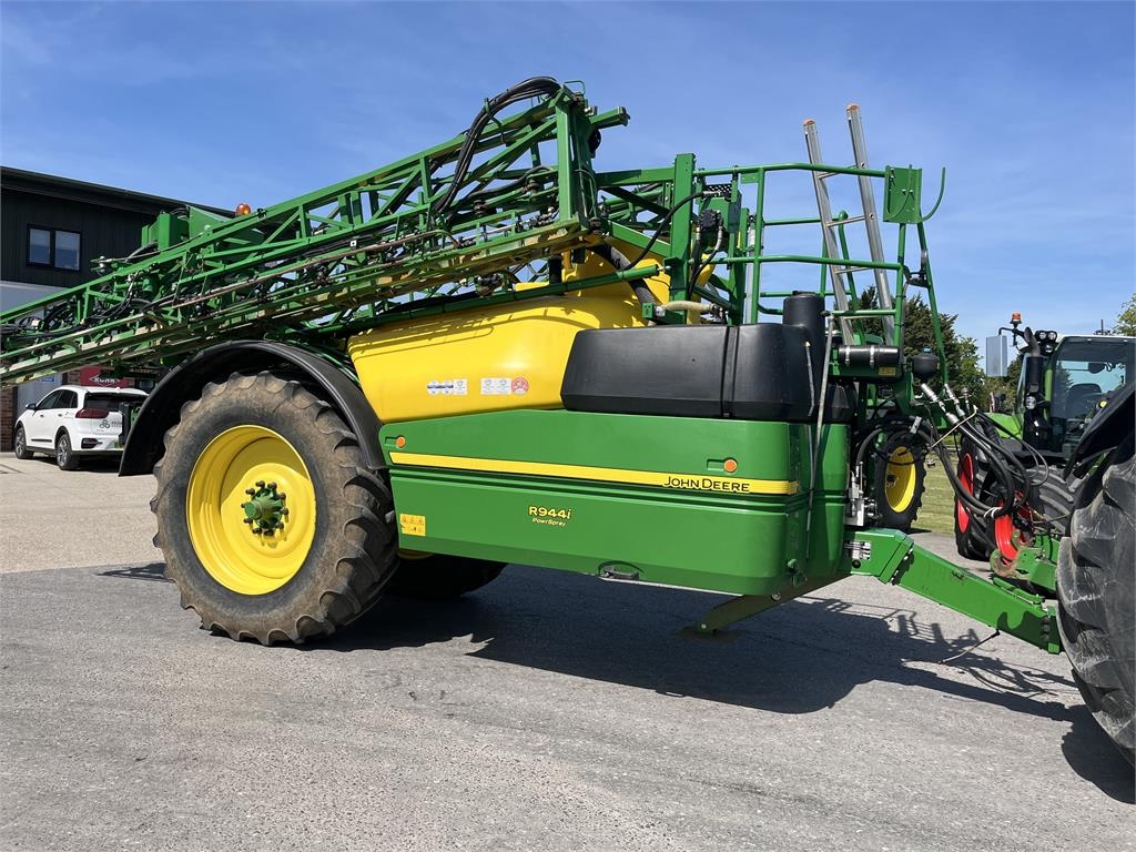 John Deere R944i