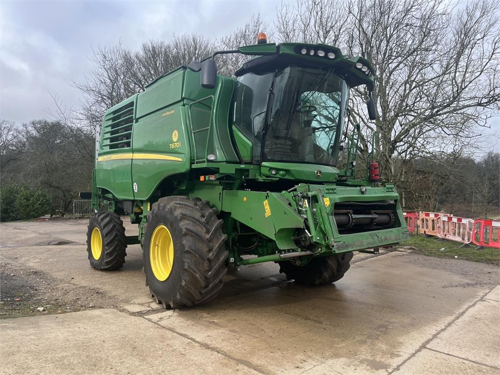 John Deere T670