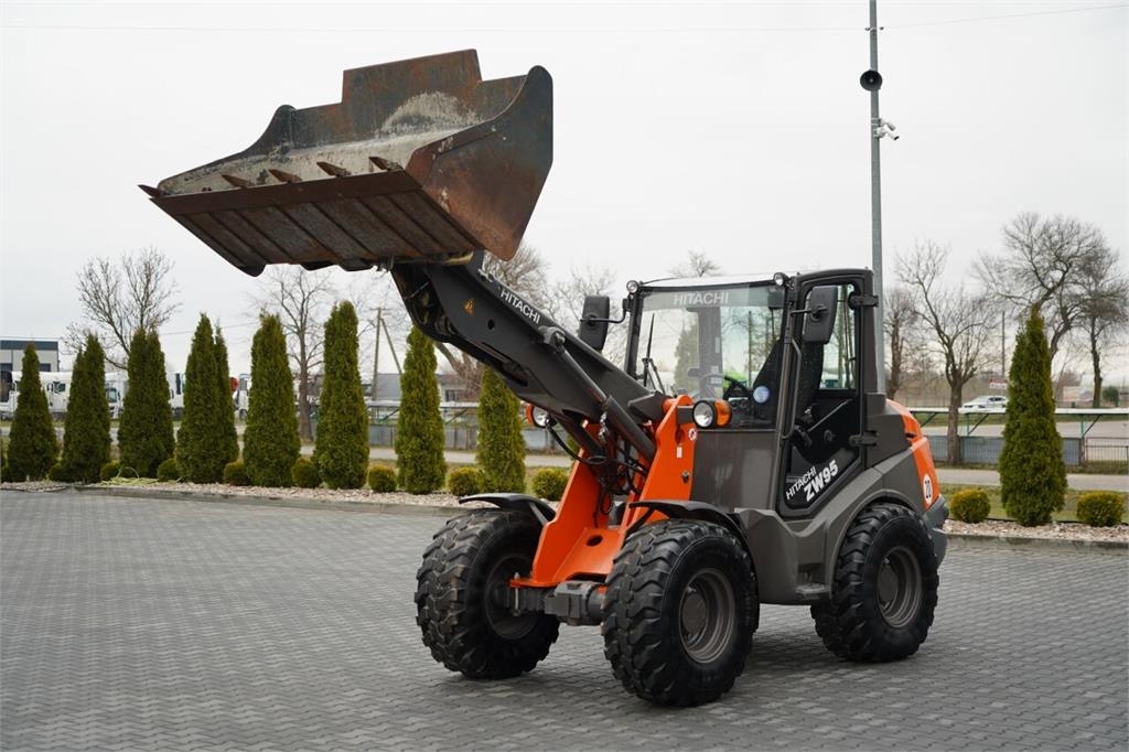 Hitachi ZW95 / ŁADOWARKA KOŁOWA / 2020 R / WIDŁY DO PALET