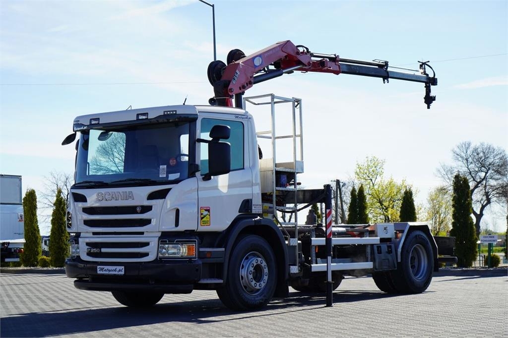 Scania P 250 / 4X2 / SIŁOWNIK DO WYWROTU / + HDS HMF 635