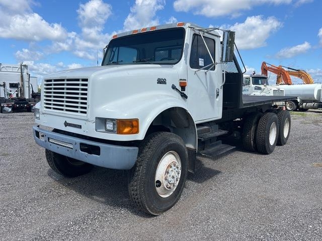 Camion plateau International 4900 — occasion 2002