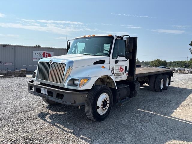 Camion plateau International 7400 — occasion 2003