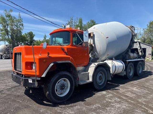 Mack RB690S