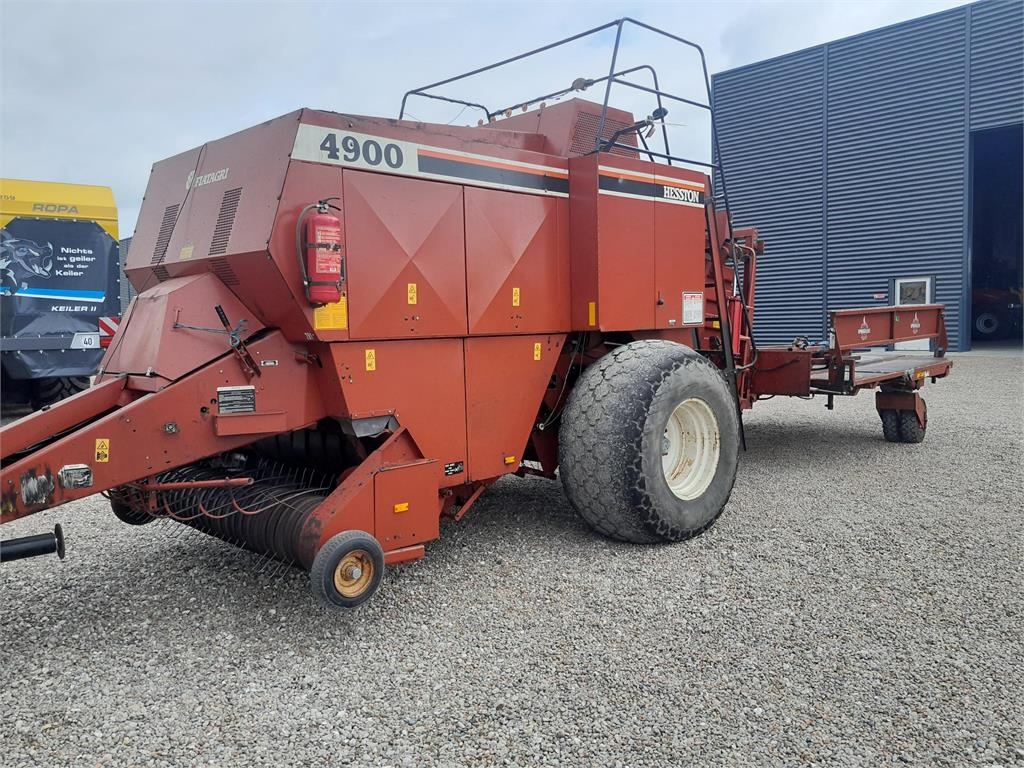 Hesston 4900 BIGBALLEPRESSER