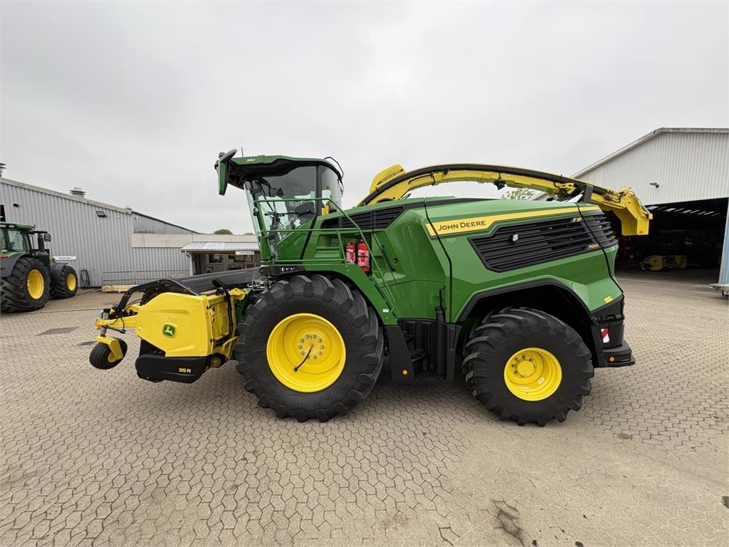 John Deere F9 700