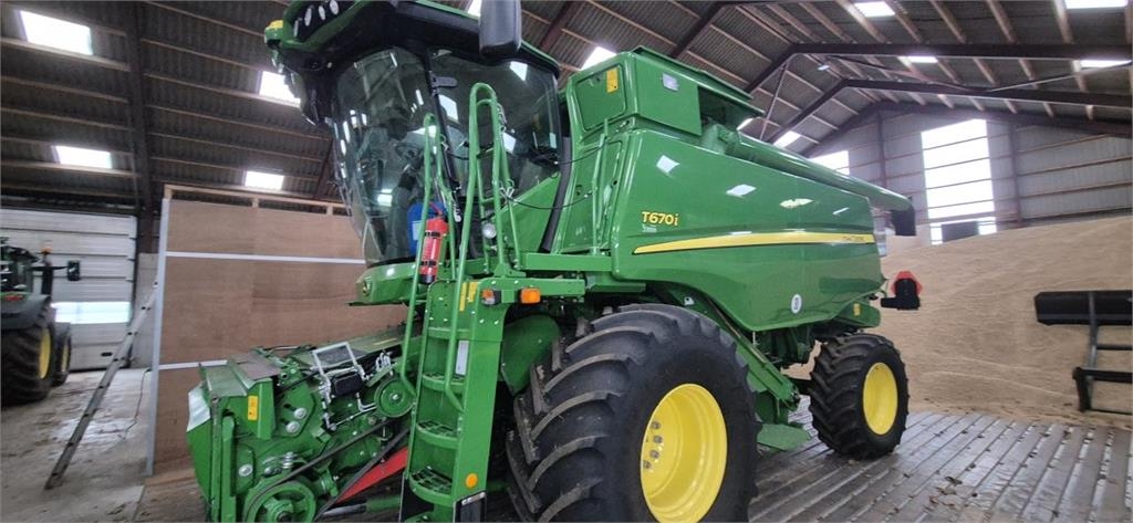 John Deere T670