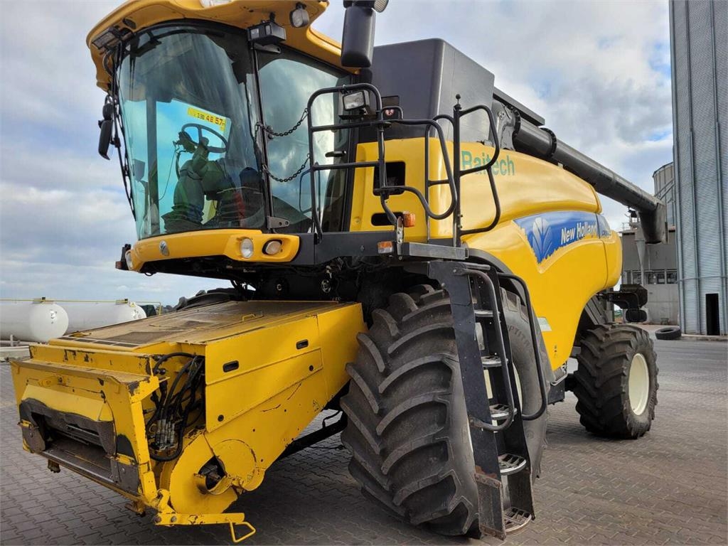 Moissonneuse-batteuse New Holland CR 9080 — occasion 2008, 5 750 h