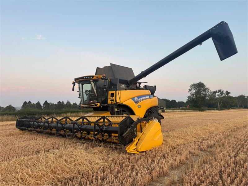 New Holland CR8.90 c/w 35ft Varifeed Header **Video Below**
