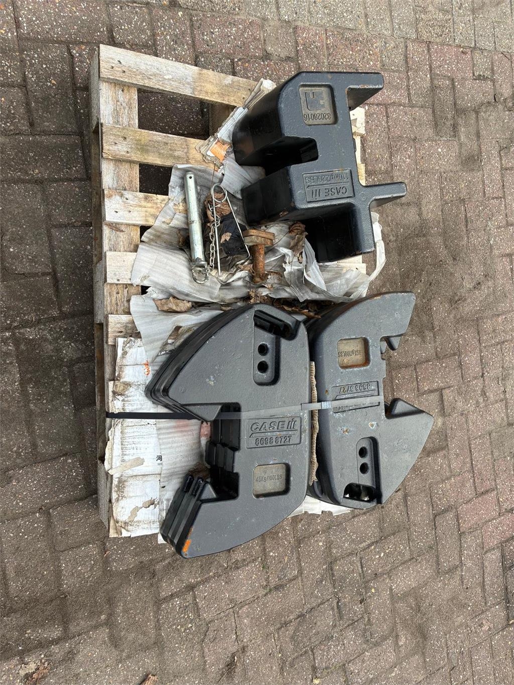 Case IH 6 x 45 KG Frontgewichten + Middentrekhaak