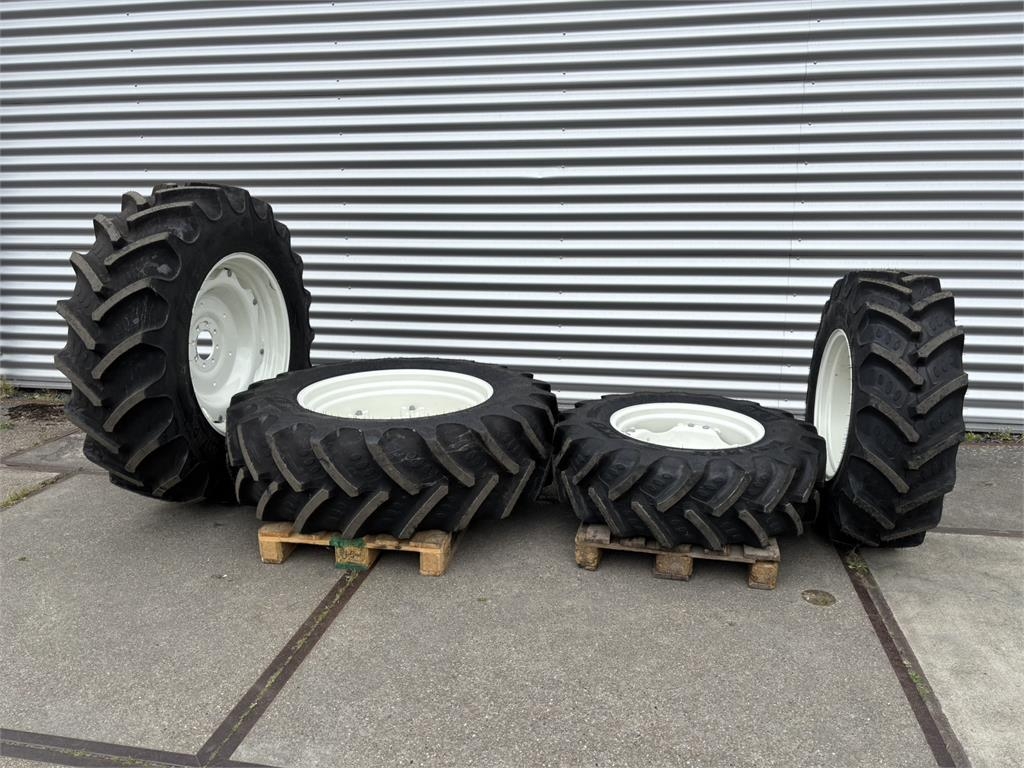 Set Bkt Agrimax Banden 420/85R34 en 340/85R24 Vers