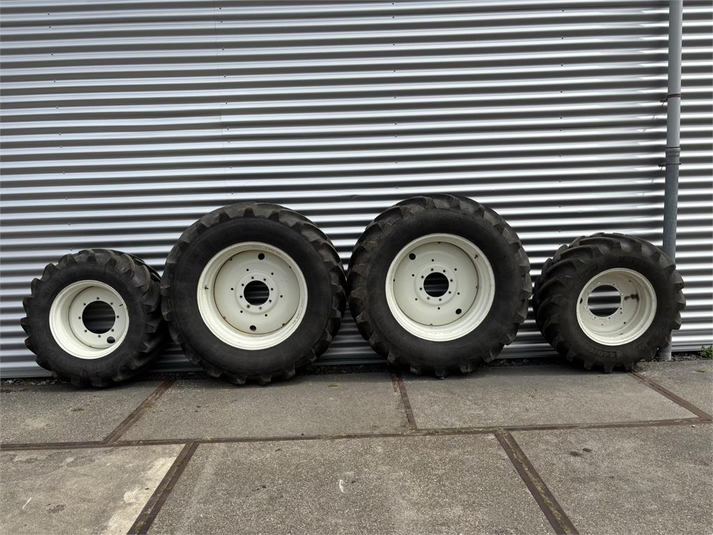 Set Michelin Banden 540/65R34 & 440/65R24 Vaste Ve