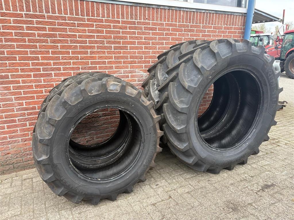 Vredestein 540/65R38 en 440/65R28 Banden