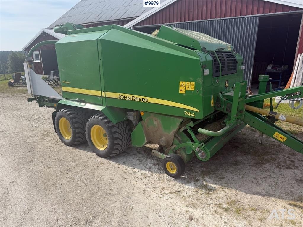 John Deere 744