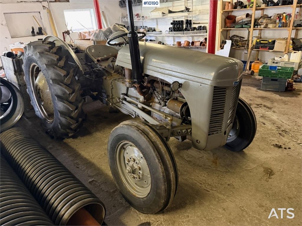 Massey Ferguson TE 20 Gråtass