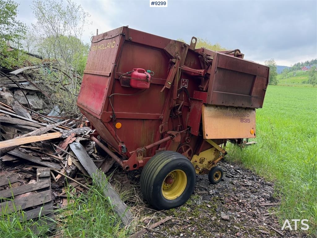 New Holland 835