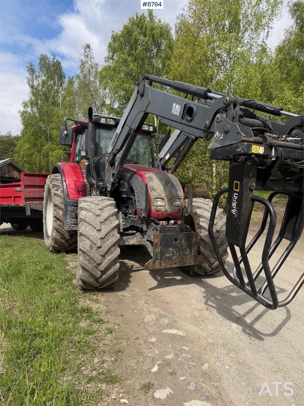 Valtra NF142 m/ fronlaster og 4x4